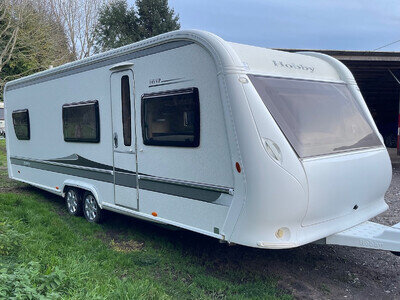HOBBY 645 VIP LUXURY TWIN AXLE TOURING CARAVAN 5/6 BERTH FIXED BED 26Ft