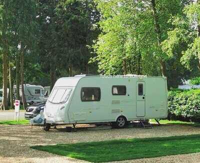 Lunar Quasar 524 - 4 Berth Caravan 2007 – full touring package with awning