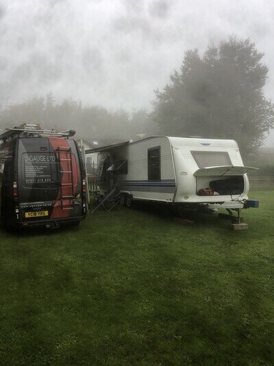 2006 HOBBY UK 700 TWIN AXLE CARAVAN FIXED BED AWNING