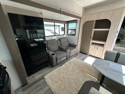 2024 Cruiser Essence E25RK | American 5th Wheel Caravan RV | Under 29' Long