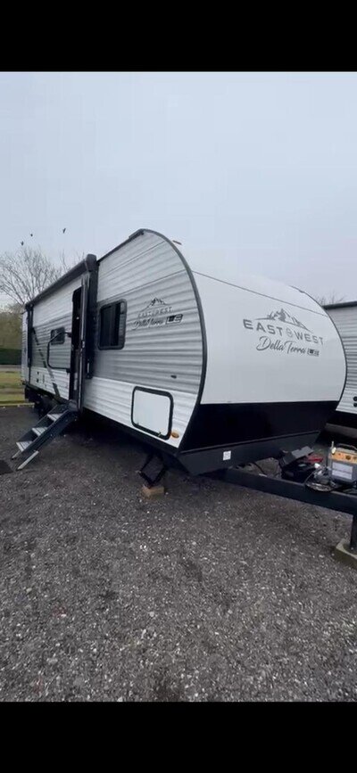EAST TO WEST DELLA TERRA LE 255 BHLE - 10 BERTH - 2023 - ONE OWNER FROM NEW