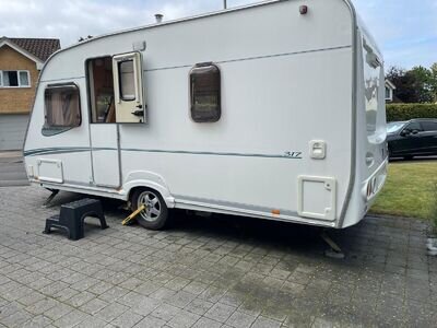 Abbey Aventura 317 fixed bed 4-bed caravan 2006 - great condition Abbey Aventura 317 fixed bed 4-bed caravan 2006 - great condition