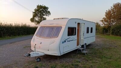 Globestar 2007 Swift, Ace Supreme, 4 Berth, fixed island bed, separate bathroom Globestar 2007 Swift, Ace Supreme, 4 Berth, fixed island bed, separate bathroom