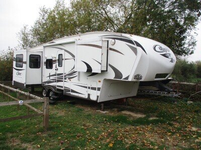 Caravan/cougar fifth wheel complete with 5.7 ltr v8 lpg dodge ram 4x4
