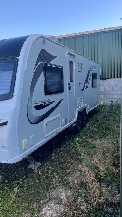 Bailey Unicorn Pamplona Black Edition 2020 4 Berth Caravan with Motor Mover.