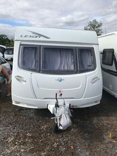2010 LUNAR LEXON SI -FIXED ISLAND DOUBLE BED, 4 BERTH CARAVAN, WITH MOTOR MOVER. 2010 LUNAR LEXON SI -FIXED ISLAND DOUBLE BED, 4 BERTH CARAVAN, WITH MOTOR MOVER.